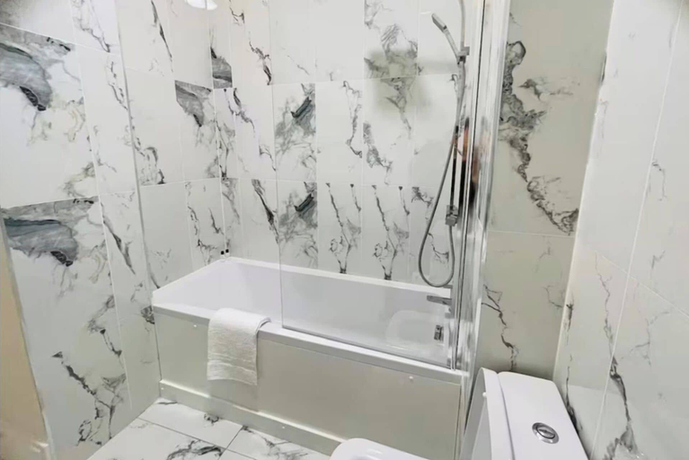 Bathroom 4, Near Hampden - Parking - Wifi - Sleeps 6, Glasgow