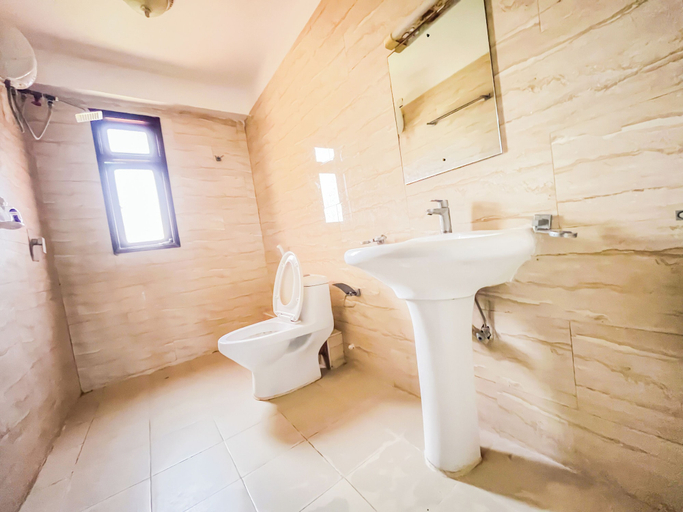 Bathroom, Pumziko Beachfront Apartments, Kisauni