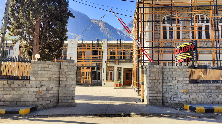 Exterior & Views
