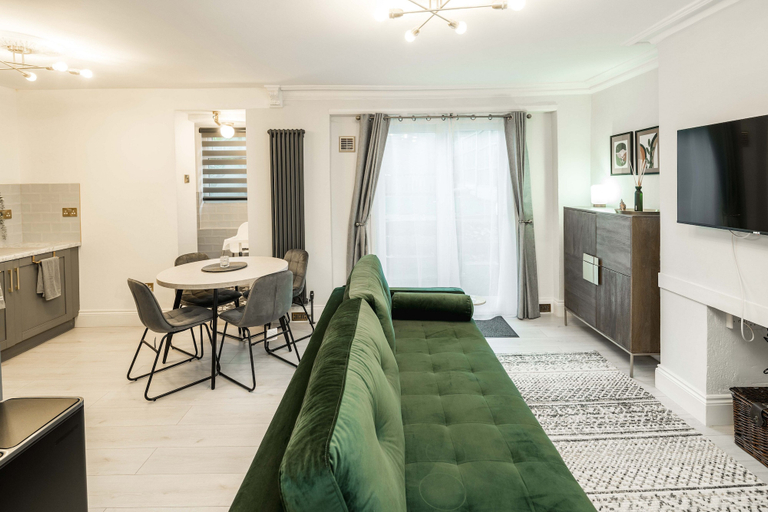 Dining room 3, Spacious 1Br Flat In Wanstead: Garden & Comfort, London