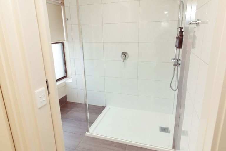 Bathroom 4, Barclay Motor Inn, Devonport