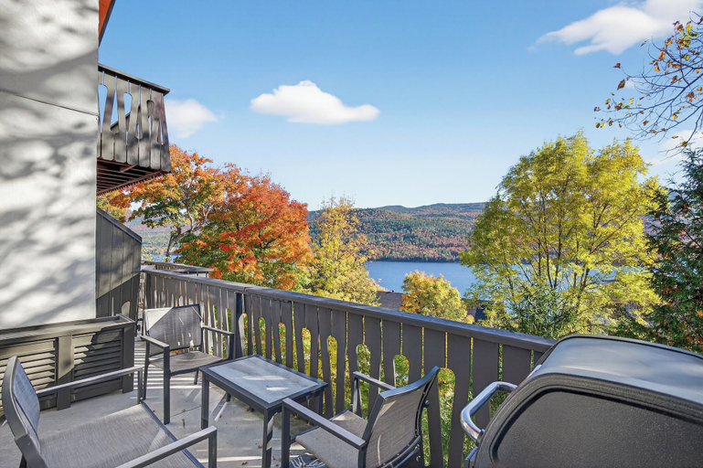 Property grounds 2, 426 Hotel du Lac, Les Laurentides