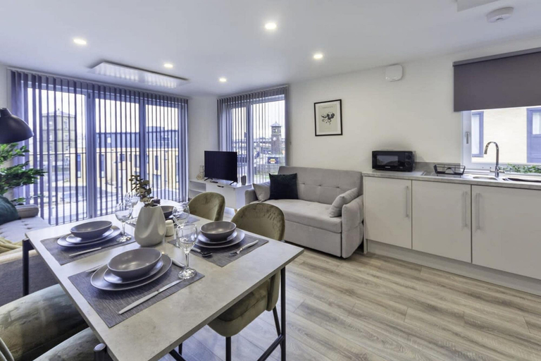 Dining room 2, Stylish & Modern Flat 2 Min Walk To Ashford Outlet, Kent