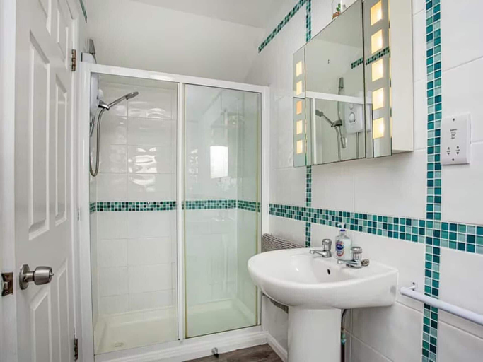 Bathroom 3, Spacious 3 Bed House - Sleeps 6 - Parking - Wifi, Cornwall