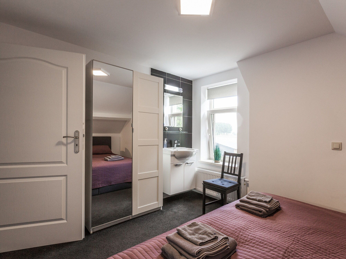 Room 2, Holiday Home in the Central Location, Terneuzen