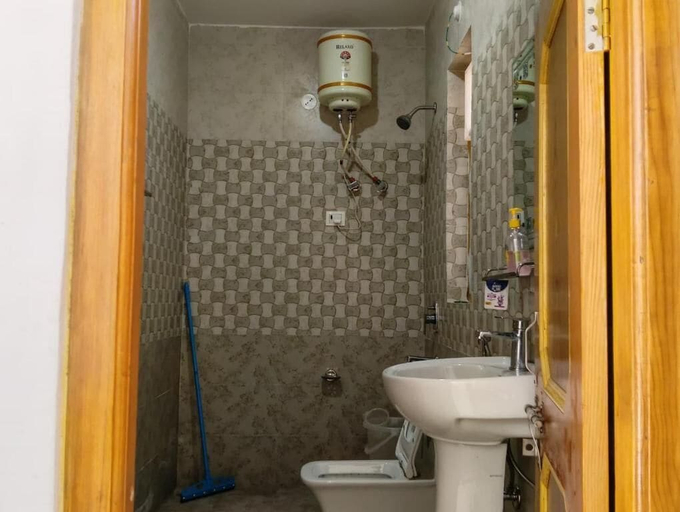 Bathroom 5, Barot Palace, Mandi