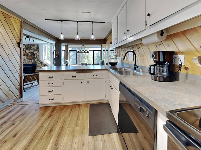 Private kitchen 5, Mammoth Mountain Condos, Mono