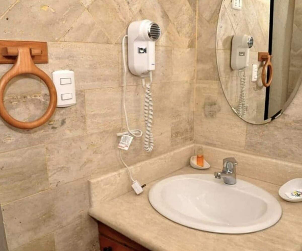Bathroom 3, Hotel Tropicana, Santo Domingo Este
