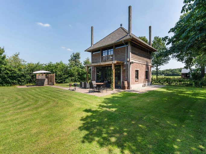 Others 4, Lush Holiday Home With a Private Hot Tub, Landerd