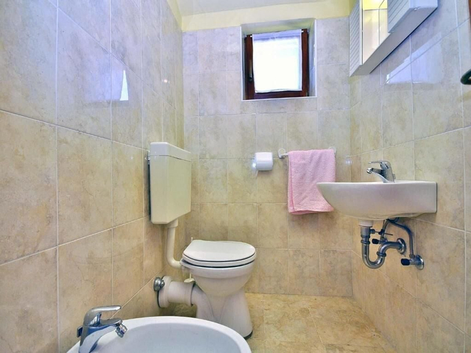 Bathroom 5, House Bruno, Pula