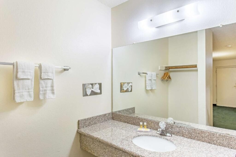 Bathroom 3, Travel Inn, Maricopa
