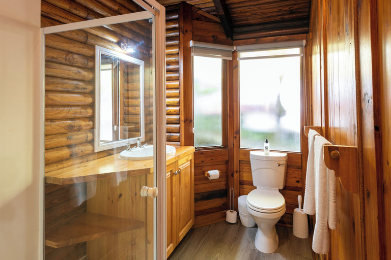 Bathroom 4, Under Milkwood Resort, Eden