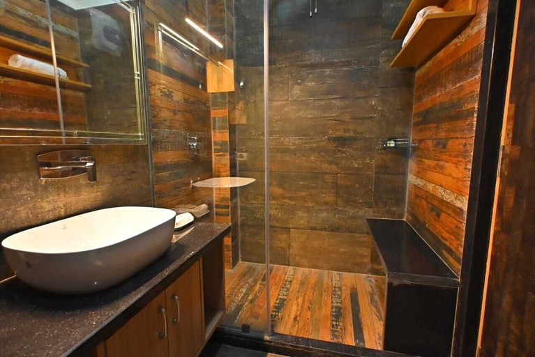 Bathroom 4, Dharm Resort, Varanasi