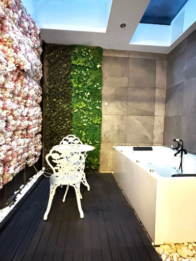 Property grounds 2, BPR Private Hot-tubs and rooms, London