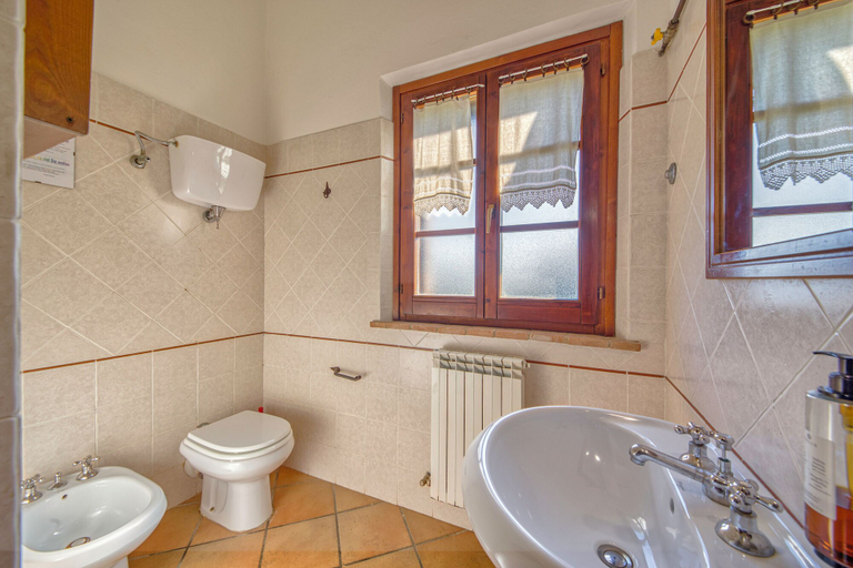 Bathroom 5, Rosehip apt with shared pool, Perugia