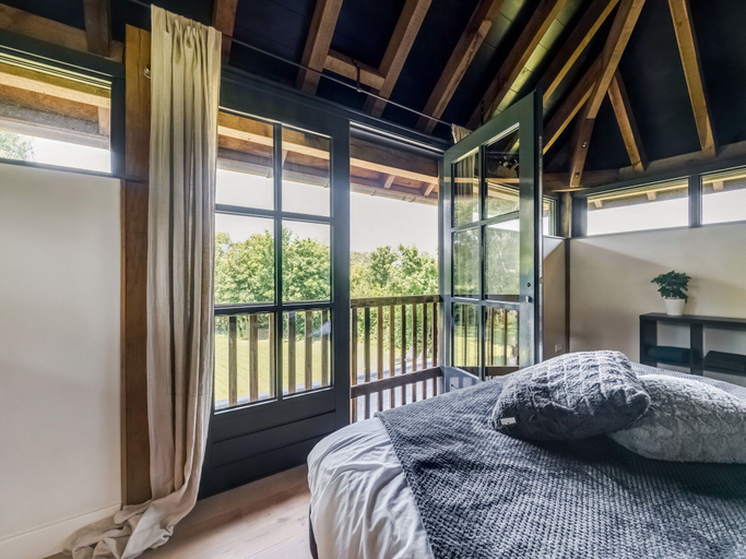 Others 2, Lush Holiday Home With a Private Hot Tub, Landerd