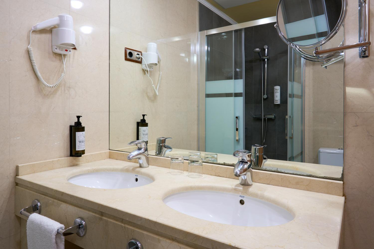 Bathroom 3, Hotel II Castillas, Madrid