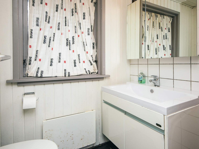 Bathroom, Modern Cottage Oasis in Arrild, Tønder