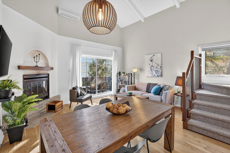Living area 5, 426 Hotel du Lac, Les Laurentides