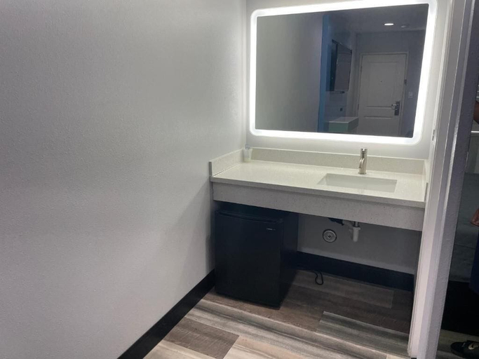 Bathroom 5, La Palma Motel - South Gate - LA area, Los Angeles
