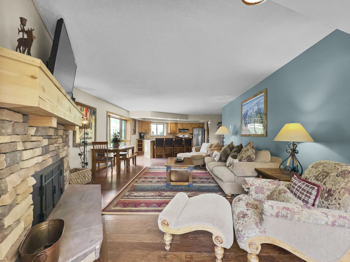 Living area 5, SkyRun Copper Mountain Resort Vacation Lodging, Summit