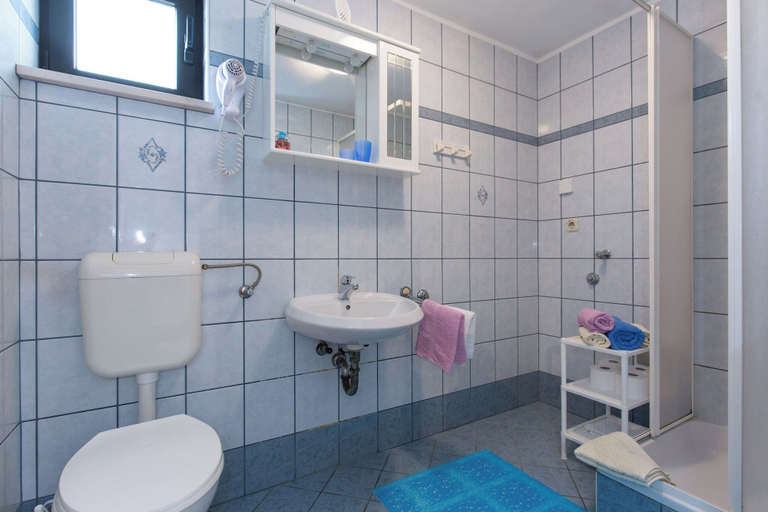 Bathroom 4, Apartments Diana, Punat