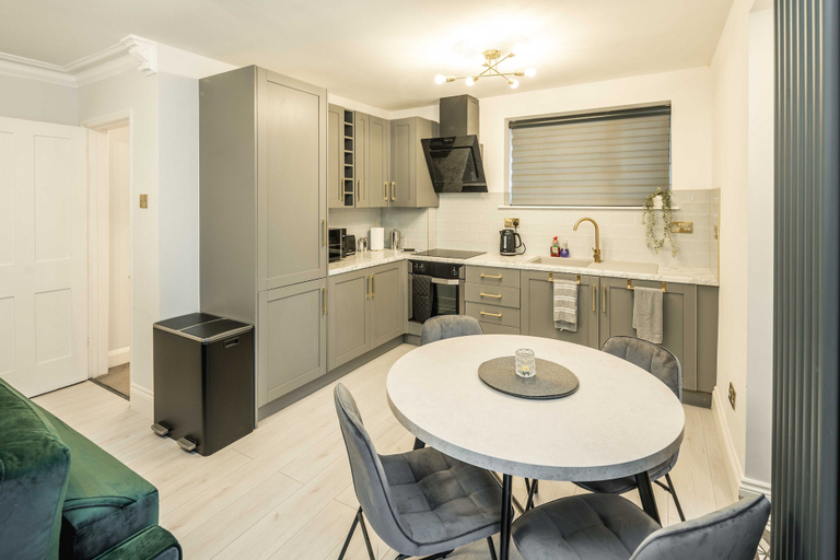Dining room 5, Spacious 1Br Flat In Wanstead: Garden & Comfort, London