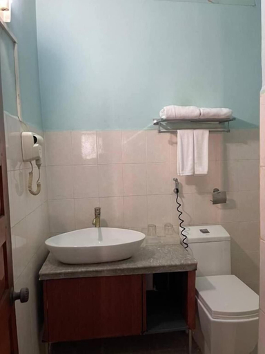 Bathroom 5, Pickyard Guest House, Phnom Penh
