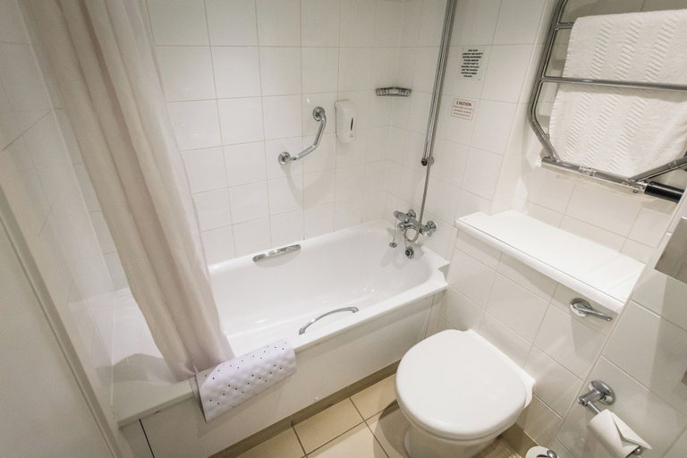Bathroom 4, Britannia Hotel Manchester Airport, Manchester