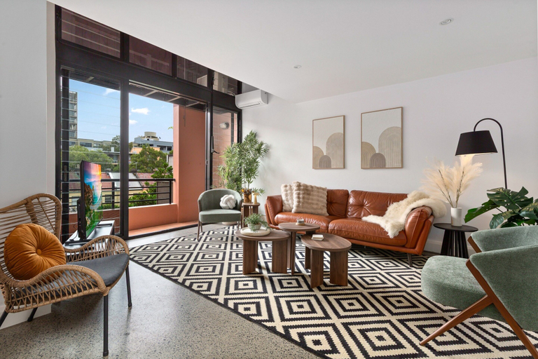 Living room 5, Bright Surry Hills Flat With Great Balcony & Views, Sydney