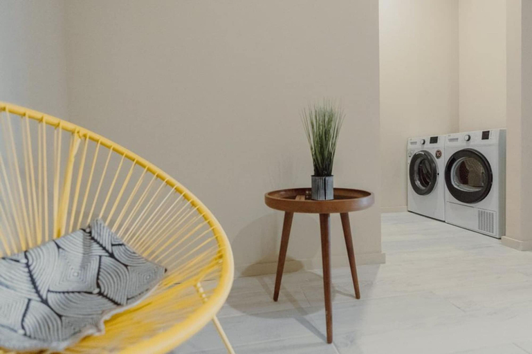 Room 5, Colorful Studio 2 Municipal Pool by Vacationy, Porto