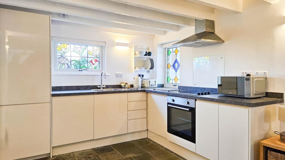 Private kitchen, Y Stabl - 1 Bedroom Apartment - Llanrhidian, Swansea