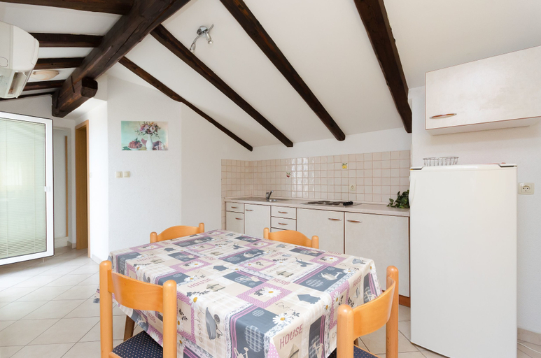 Others 5, Apartment Mauro, Punat