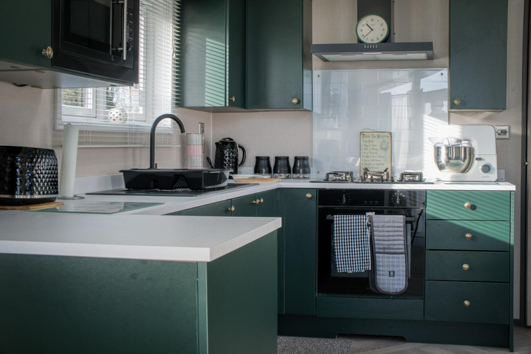 Private kitchen, Bumblebee - 2 Bedroom Lodge - Manorbier, Pembrokeshire