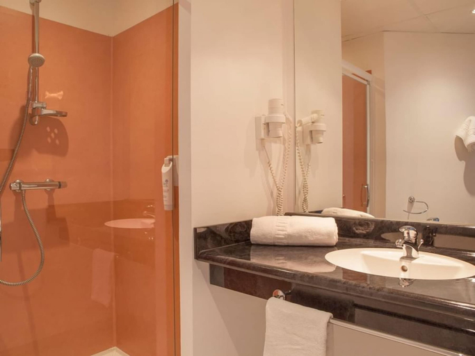 Bathroom 4, Brit Hotel Bressuire (formerly Plume Hotel), Deux-Sèvres