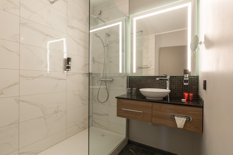 Bathroom 4, Leonardo Hotel Antwerpen, Antwerpen