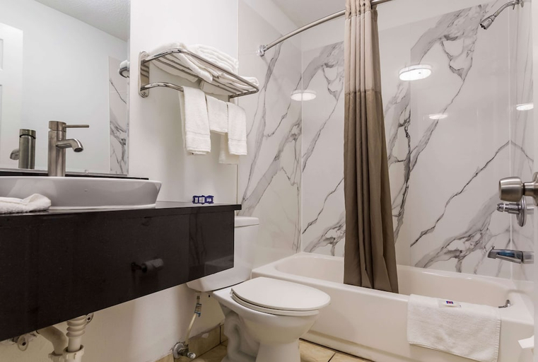 Bathroom 4, Motel 6 Gulf Shores, AL, Baldwin
