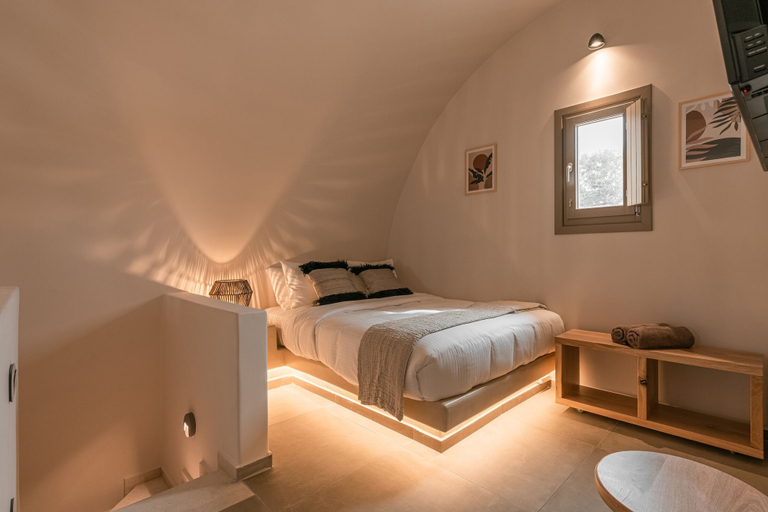 Room 3, Santorini - Villa - Sleeps 5 - Pool - Parking, South Aegean