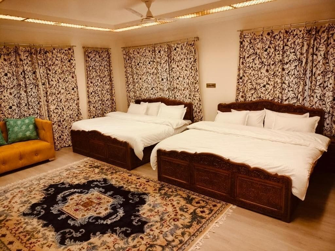 Room 4, New Zamrood Holiday Home, Srinagar