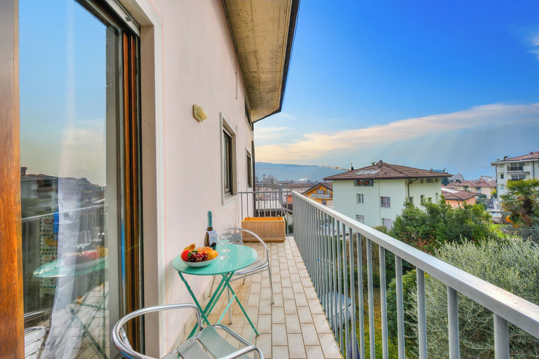 Outdoor dining 4, Casa Palmaverde Few Min From Lake, Trento