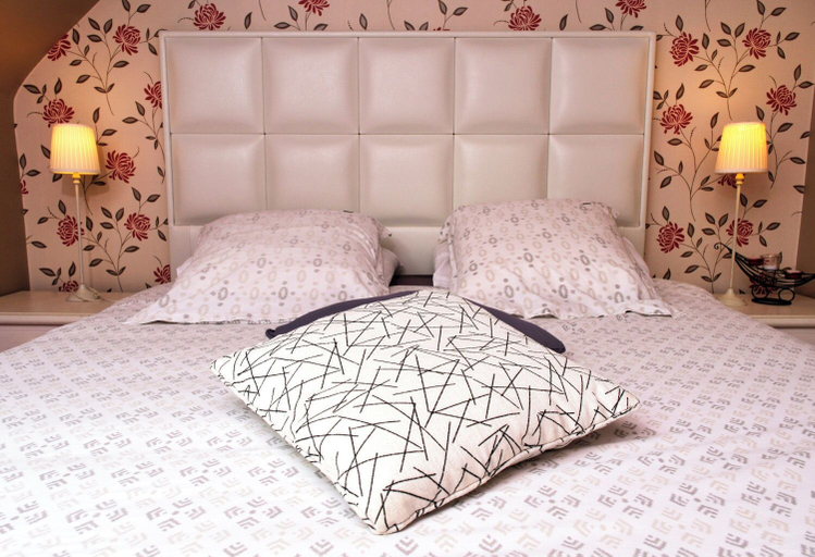 Bedroom 2, Les Roses, Finistère