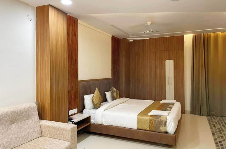 Room 5, Premium Hotel S-A-N-T-O-O-R Varanasi, Varanasi