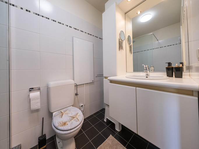 Bathroom 3, Ground floor apartment with large garden, West-Vlaanderen
