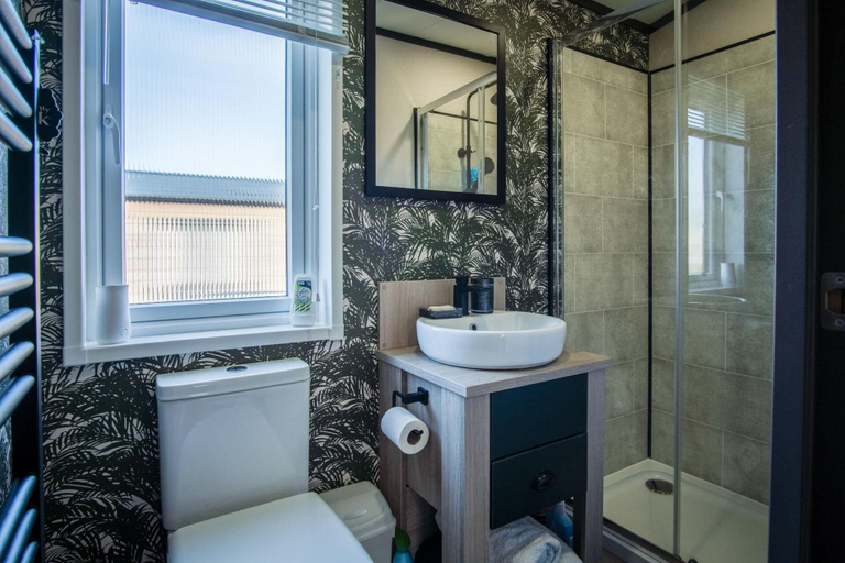 Bathroom, Bumblebee - 2 Bedroom Lodge - Manorbier, Pembrokeshire