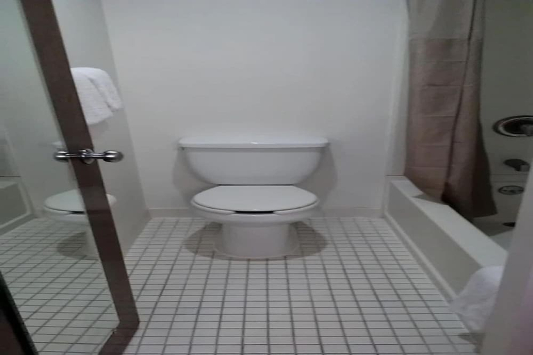Bathroom, Motel 6 Maryland Heights, MO, Saint Louis