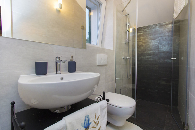 Bathroom 4, Villa Burica, Marina