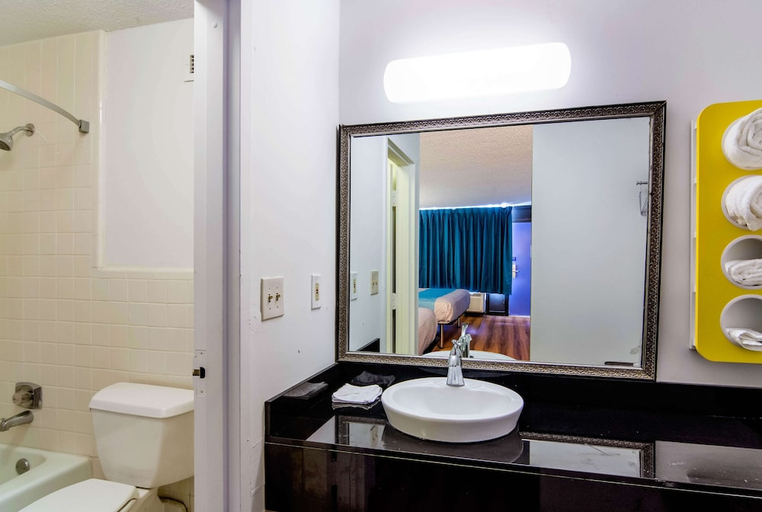Bathroom 4, Motel 6 Lagrange, GA, Troup