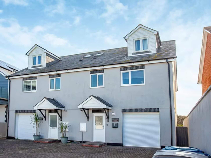 Exterior & Views, Spacious 3 Bed House - Sleeps 6 - Parking - Wifi, Cornwall