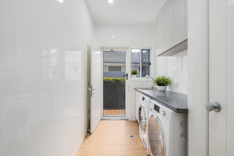 Room 5, Modern Waterfront Retreat Private Pool Dock, Gold Coast