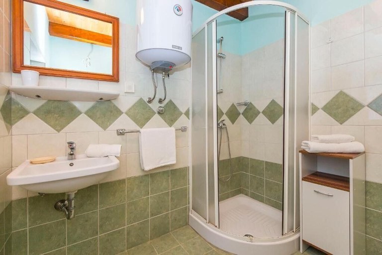 Bathroom 5, House Dean, Sveta Nedelja